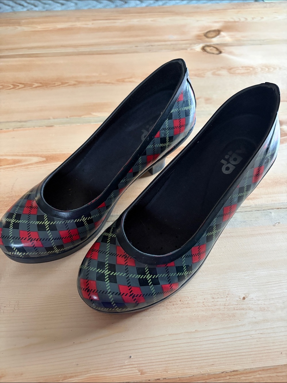 DAV Women’s Red, Green and Black Scot Plaid All-Weather Pumps
